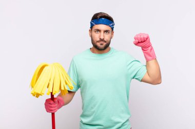 Genç adam kendini ciddi, güçlü ve asi hissediyor, yumruğunu kaldırıyor, protesto ediyor ya da devrim için savaşıyor.