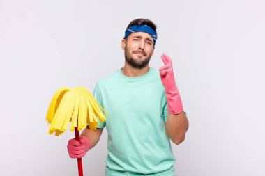 Genç adam endişeyle dua ediyor ve endişeli bir bakışla iyi şanslar diliyor.