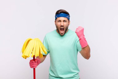 Genç adam öfkeli bir ifadeyle ya da yumruklarıyla başarıyı kutlarken agresif bir şekilde bağırıyor.