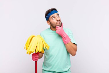 Genç adam düşünüyor, kuşkulu ve şaşkın hissediyor, farklı seçeneklerle, hangi kararı vereceğini merak ediyor.