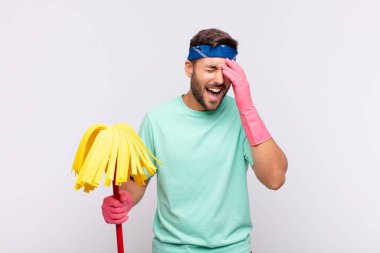 Genç adam gülüyor ve alnına şaplak atıyor. Unuttum ya da aptalca bir hataydı. 