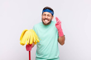 Genç adam gergin ve umutlu, şans diliyor ve dua ediyor.