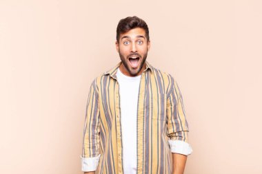 Genç adam şok olmuş ya da şaşırmış görünüyor, ağzı açık bir şekilde 