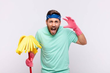 Genç adam panik ya da öfke içinde bağırıyor. Şok olmuş, korkmuş ya da öfkeli. Elleri başının yanında.