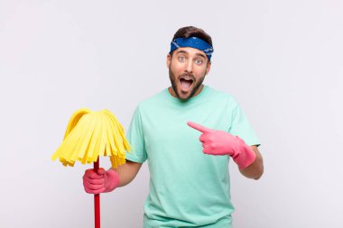 Genç adam heyecanlı ve şaşırmış görünüyor. Yana ve yukarıya doğru uzayı gösteriyor.