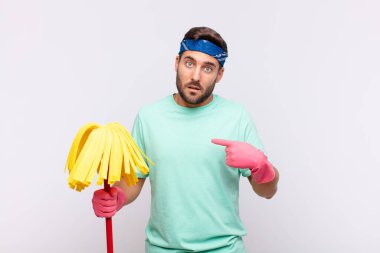 Genç adam şaşkın, şaşkın ve güvensiz hissediyor, kendini göstererek kim olduğunu soruyor, ben mi??