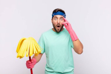 Genç adam şaşırmış, ağzı açık, şok olmuş, yeni bir düşünce, fikir ya da konsept keşfediyor.