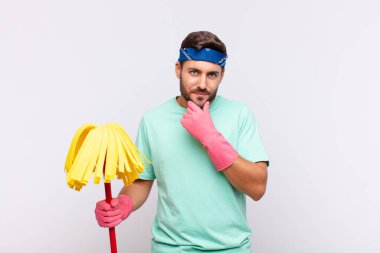 Genç adam ciddi görünüyor, kafası karışık, kararsız ve düşünceli, seçenekler ve seçimler arasında şüpheci.