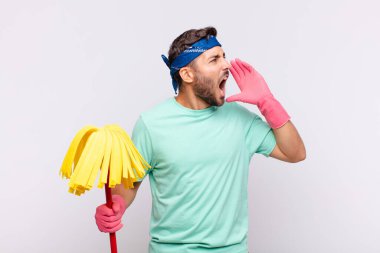 Genç adam öfkeyle ve yüksek sesle bağırarak kenardaki boşluğu kopyalamasını söylüyor.