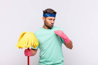 Genç adam kibirli, başarılı, pozitif ve gururlu görünüyor.