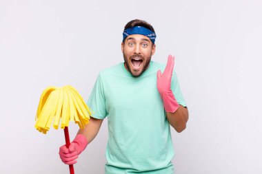 Genç adam mutlu ve heyecanlı görünüyordu. Beklenmedik bir sürprizle şoke olmuştu. İki eli yüzü açıktı.