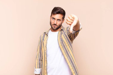 Huysuz, sinirli, sinirli, hayal kırıklığına uğramış ya da hoşnutsuz genç bir adam.