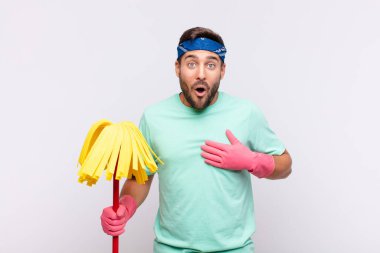 Genç adam şok olmuş ve şaşırmış hissediyor, gülümsüyor, el ele tutuşuyor, o olmaktan ya da minnettarlık göstermekten mutlu.