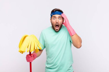 Dehşete kapılmış ve şok olmuş hisseden genç bir adam, el ele tutuşuyor ve bir hata yüzünden panikliyor.