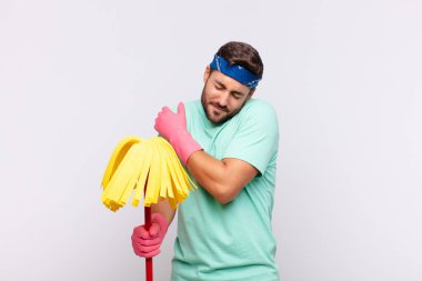 Genç adam aşık oluyor, gülümsüyor, sarılıyor ve kendine sarılıyor, bekar kalıyor, bencil ve benmerkezci oluyor.