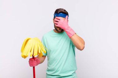 Genç adam kameraya hayır diyen iki eliyle yüzünü kapatıyor! Resimler reddediliyor ya da yasaklanıyor