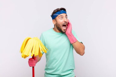 Genç adam mutlu, heyecanlı ve şaşırmış hissediyor, iki eli yüzü yana bakıyor.