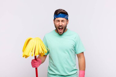 Genç adam agresif bir şekilde bağırıyor, çok kızgın, hayal kırıklığına uğramış, öfkeli ya da sinirli görünüyor.