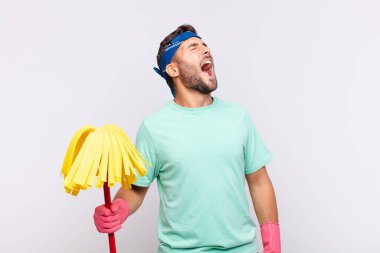 Genç adam öfkeyle bağırıyor, agresif bir şekilde bağırıyor, stresli ve sinirli görünüyor.