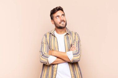 Genç adam şüphe ediyor ya da düşünüyor, dudağını ısırıyor ve kendini güvensiz ve gergin hissediyor.