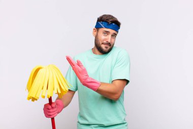 Genç adam kafası karışık ve bilgisiz, şüpheli bir açıklama ya da düşünceyi merak ediyor.