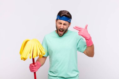 Genç adam mutsuz ve stresli görünüyor, intihar jesti elle silah işareti yapıyor, kafasını işaret ediyor.