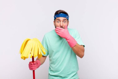 Delikanlı elleri ile ağzını kapatıyor, şok olmuş, şaşırmış bir ifadeyle, sır saklıyor ya da 