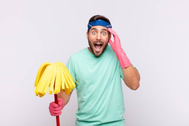 Genç adam el ele tutuşuyor, ağzı açık, son derece şanslı, şaşırmış, heyecanlı ve mutlu hissediyor.