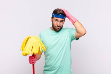 Genç adam hayal kırıklığına uğramış ve sıkılmış hissediyor, başarısızlıktan bıkmış ve bıkmış, sıkıcı işlerden bıkmış