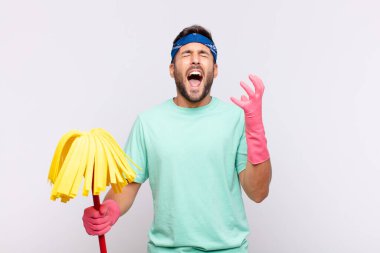 Genç adam öfkeyle bağırıyor, stresli hissediyor ve ellerini havaya kaldırıp neden ben diye bağırıyor.