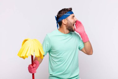 Genç adam profil görüntüsü, mutlu ve heyecanlı görünüyor, bağırıyor ve kenardaki boşluğu kopyalamak için arıyor