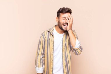 Genç adam gülüyor ve alnına şaplak atıyor. Unuttum ya da aptalca bir hataydı. 