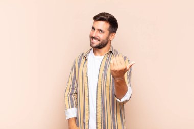 Genç adam kendini mutlu, başarılı ve kendinden emin hissediyor, bir meydan okumayla karşı karşıya ve 