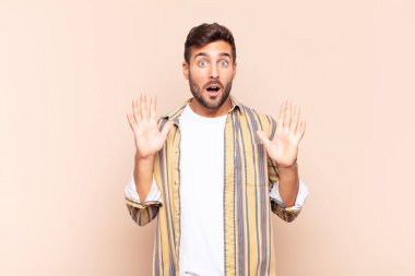 Delikanlı şaşkın ve şaşkın bakıyor, inanılmaz bir şey fark ettiğinde çenesi şaşkın şaşkın