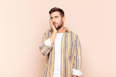 Sıkılmış, hayal kırıklığına uğramış ve uykulu hisseden genç bir adam yorucu, sıkıcı ve can sıkıcı bir görevin ardından, el ele tutuşarak