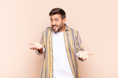 Genç adam bilgisiz ve kafası karışık, hangi seçeneği seçeceğinden emin değil, merak ediyor.