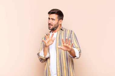 Delikanlı tiksiniyor ve midesi bulanıyor. İğrenç, kokuşmuş ya da iğrenç bir şeyden kaçıyor.