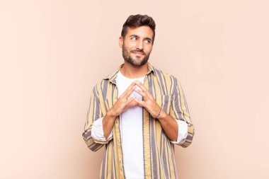 Delikanlı gururlu, haylaz ve kibirli. Şeytani bir plan yaparken ya da bir numara düşünürken.