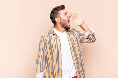 Genç adam öfkeyle ve yüksek sesle bağırarak kenardaki boşluğu kopyalamasını söylüyor.