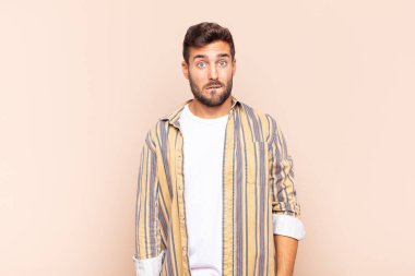 Genç adam kendini cahil, kafası karışık ve hangi seçeneği seçeceği konusunda kararsız hissediyor, sorunu çözmeye çalışıyor.