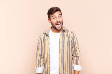 Büyük, dostane, kaygısız bir gülümsemesi olan genç adam, pozitif, rahat ve mutlu görünüyor, ürpertici.