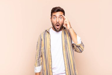 Genç adam şaşırmış, ağzı açık, şok olmuş, yeni bir düşünce, fikir ya da konsept keşfediyor.