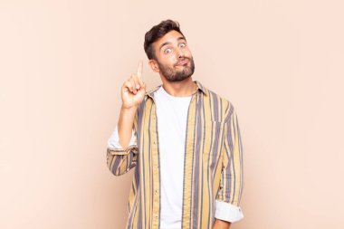 Delikanlı, harika bir fikri fark ettikten sonra parmağını havaya kaldırıp 