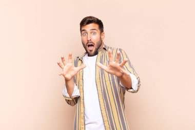 Delikanlı korkmuş hissediyor, korku ve panik içinde geri çekiliyor ve bir kabusa tepki veriyor.