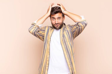 Genç adam hayal kırıklığına uğramış ve sıkılmış hissediyor, başarısızlıktan bıkmış ve bıkmış, sıkıcı işlerden bıkmış