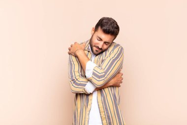 Genç adam aşık oluyor, gülümsüyor, sarılıyor ve kendine sarılıyor, bekar kalıyor, bencil ve benmerkezci oluyor.