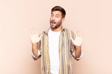 Genç adam gergin, endişeli ve endişeli görünüyor, benim hatam olmadığını yoksa benim yapmadığımı söylüyor. 