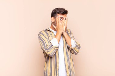 Delikanlı korkmuş ya da utanmış hissediyor. Gözleri yarı kapalı ya da ellerle dikizliyor ya da dikizliyor.