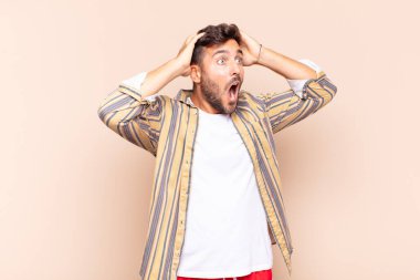 Dehşete düşmüş ve şok olmuş gibi görünen ağzı açık genç bir adam korkunç bir hata yüzünden, el ele tutuşuyor.