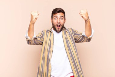 Genç adam inanılmaz bir başarıyı kutluyor. Kazanan gibi. Heyecanlı ve mutlu görünüyor.!